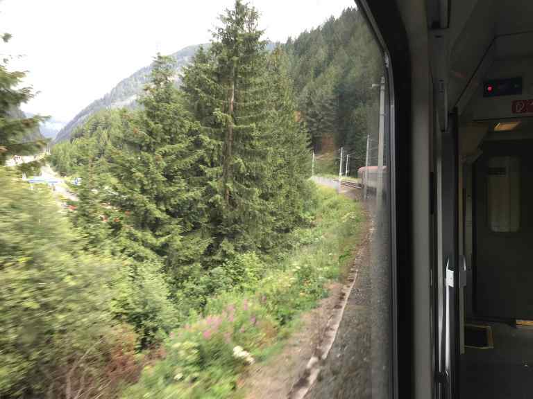 Hetkeen pysähtynyt blogi Interrail Italiaan S-Bahn München junassa vuoristossa EuroCity